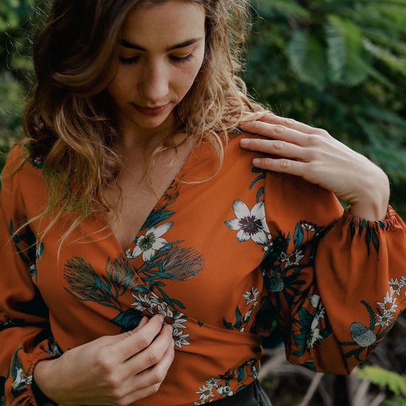 Tasi Travels long sleeve floral burnt orange wrap blouse - size M/L - Picture 7 of 8